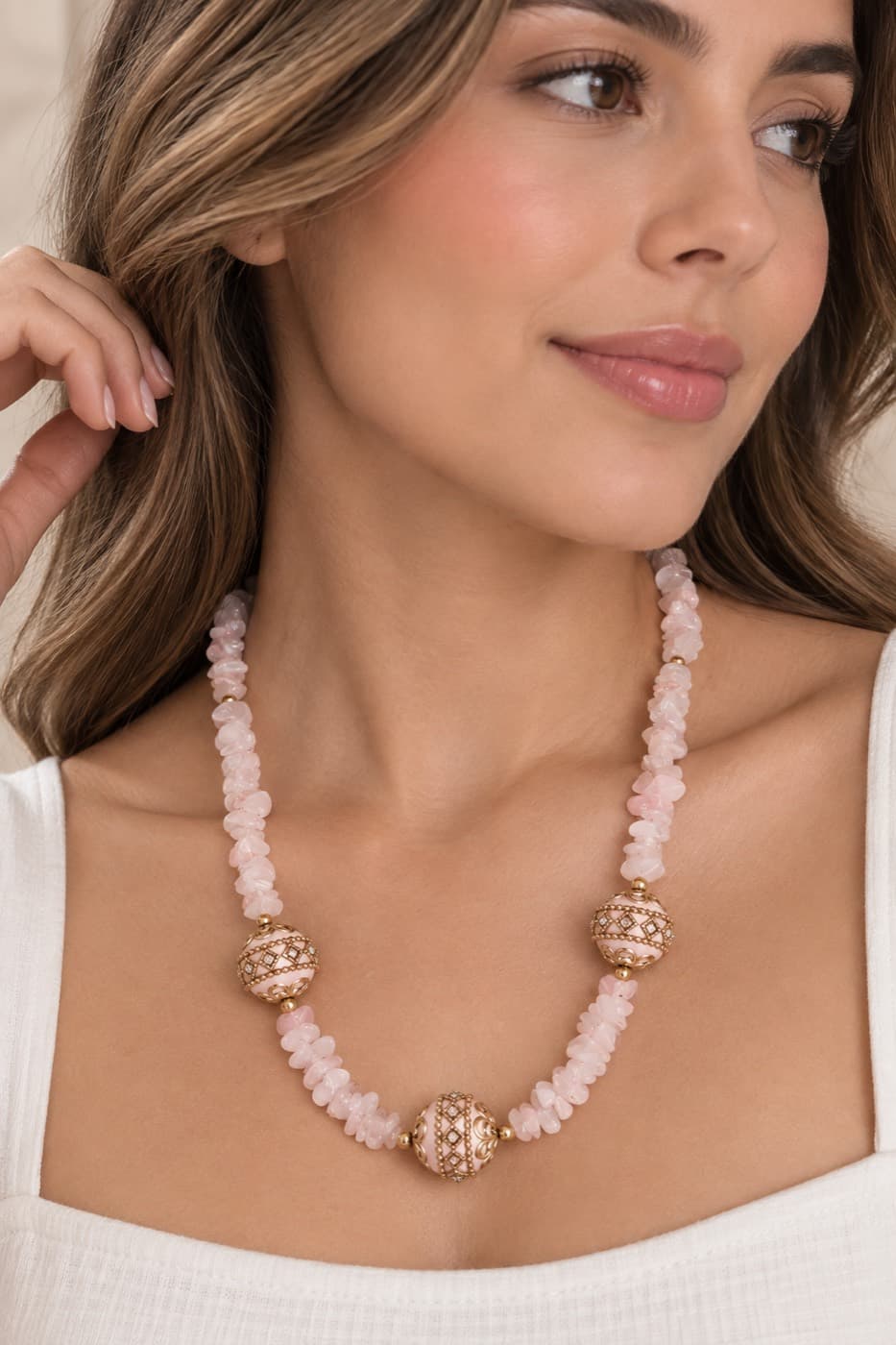 Modelo con el collar Rosa Eterna